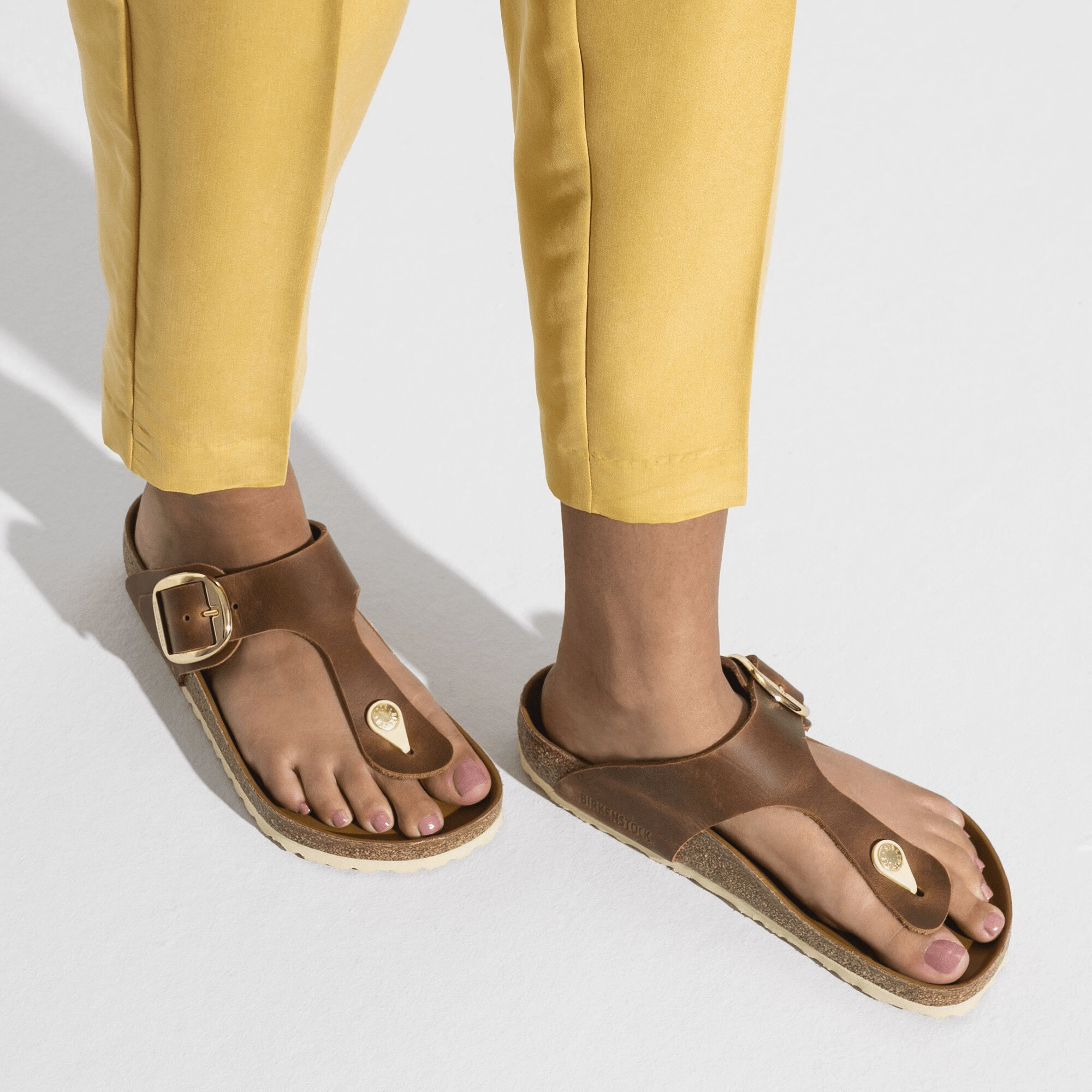 Elegant Summer Footwear Lifted Feel BIRKENSTOCK GIZEH BIG BUCKLE - COGNAC