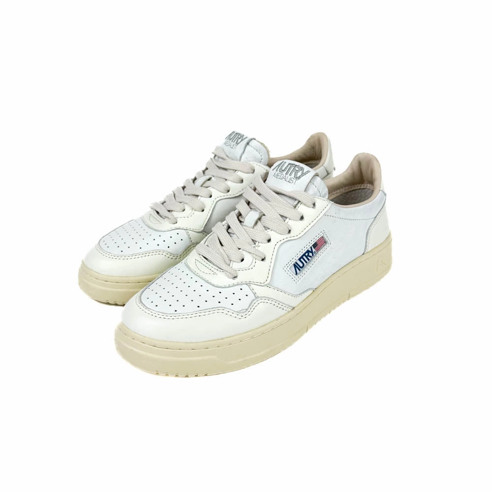 Autry - Medalist Low AULW GH01 (White/White) Modern Construction Versatile Sole