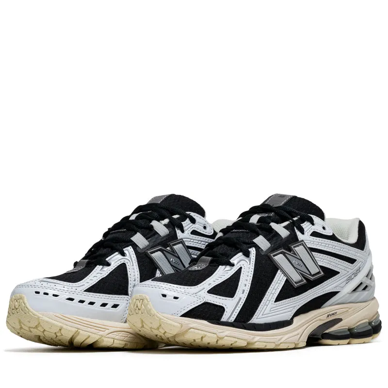 running on grass shoes New Balance 1906R - White/Black Metallic