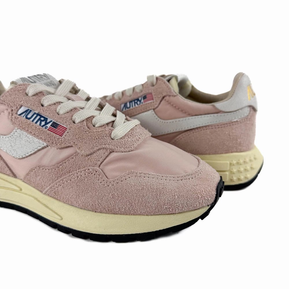 Autry - Reelwind Low Sneaker WWLW NC18 (White/Powder) running in a fen area shoes Speed work