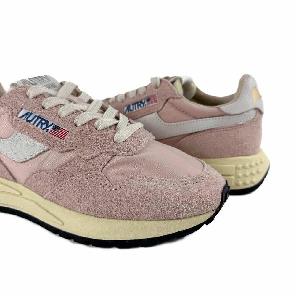 Autry - Reelwind Low Sneaker WWLW NC18 (White/Powder) running in a fen area shoes Speed work