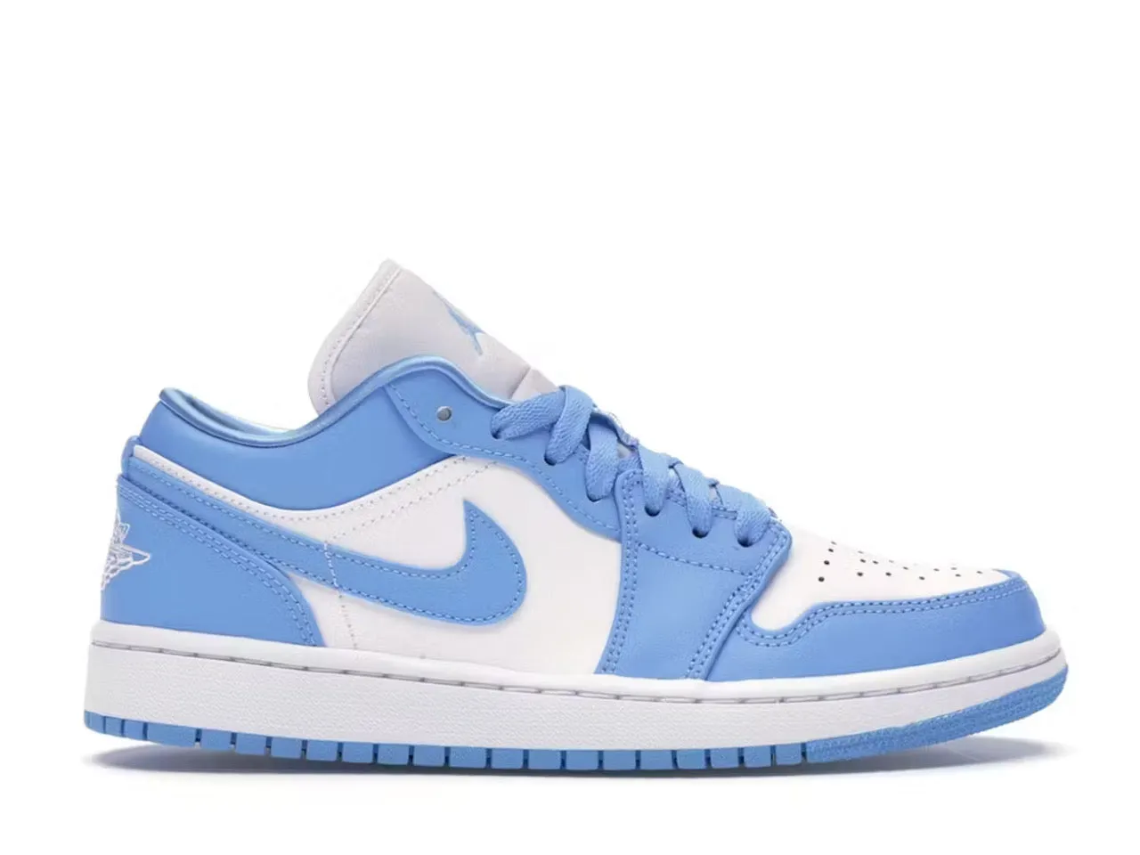 Move Light Jordan 1 Low UNC