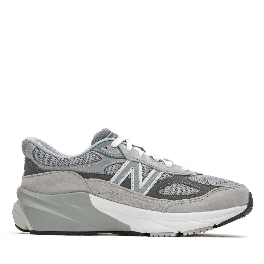 running in a rural area shoes multi - directional - flexibility New Balance FuelCell 990v6 (GS) - Grey