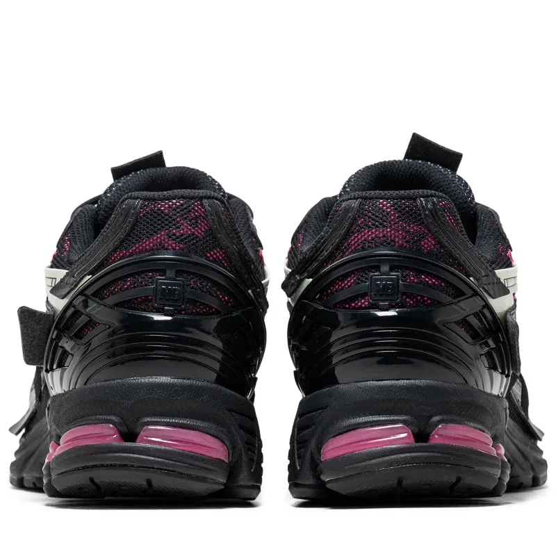 decline running shoes New Balance 1906A - Black/Dragon Berry