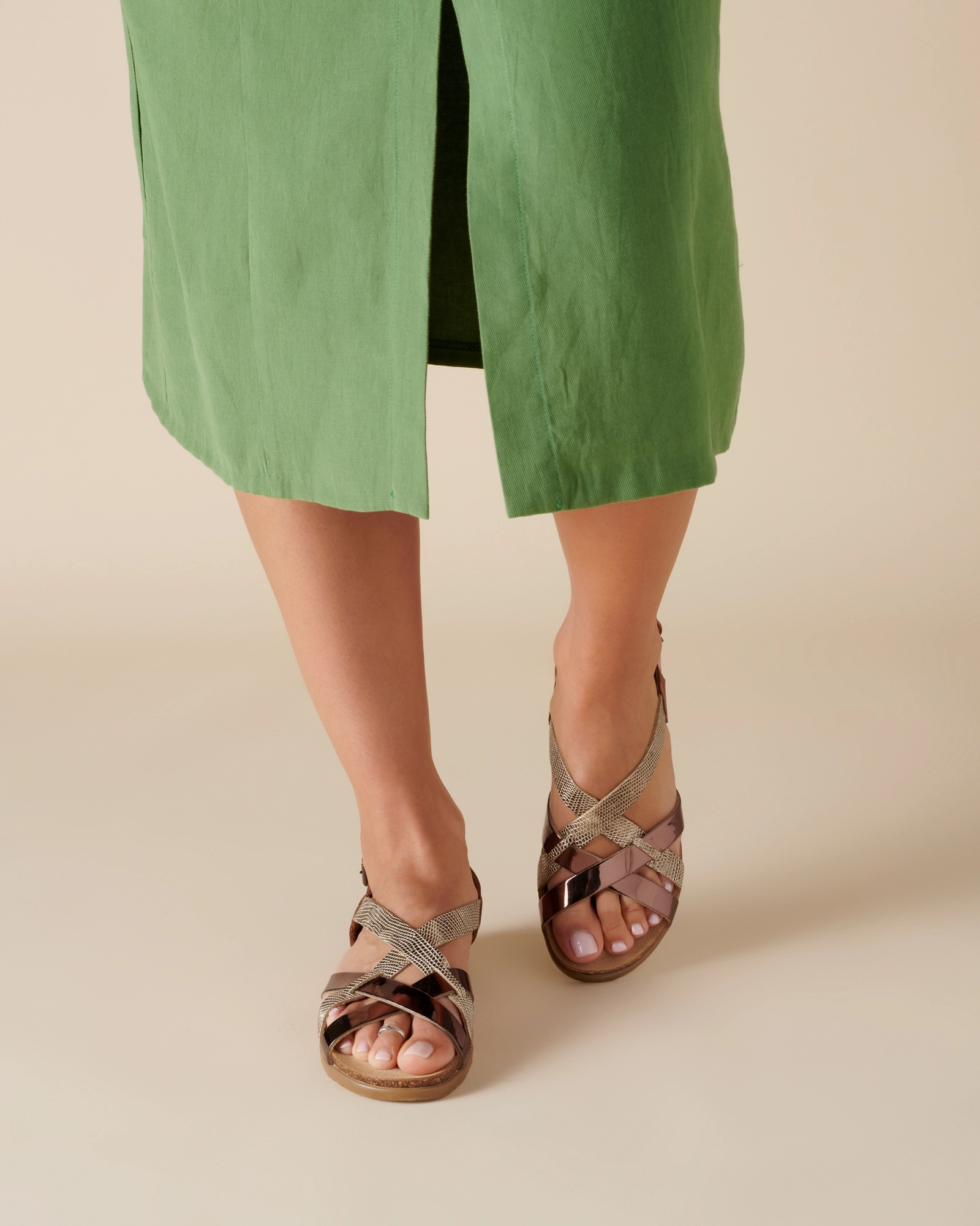 Airy Feeling Relaxed Fit Shoes Scuzzi Metallic Multi