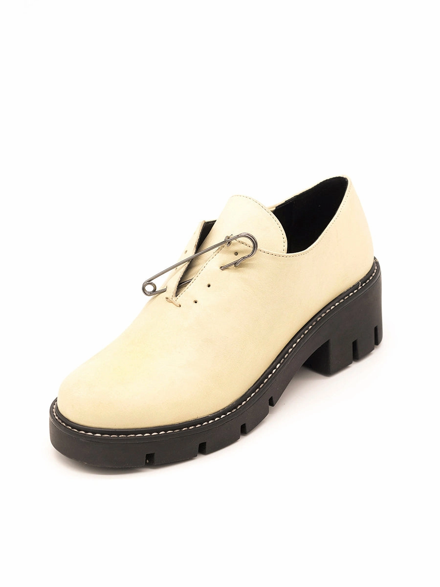 Comfortable Minimalist Look Clash