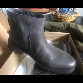 UGG WOMEN'S HARRISON ZIP BOOT High Arch Good elasticity