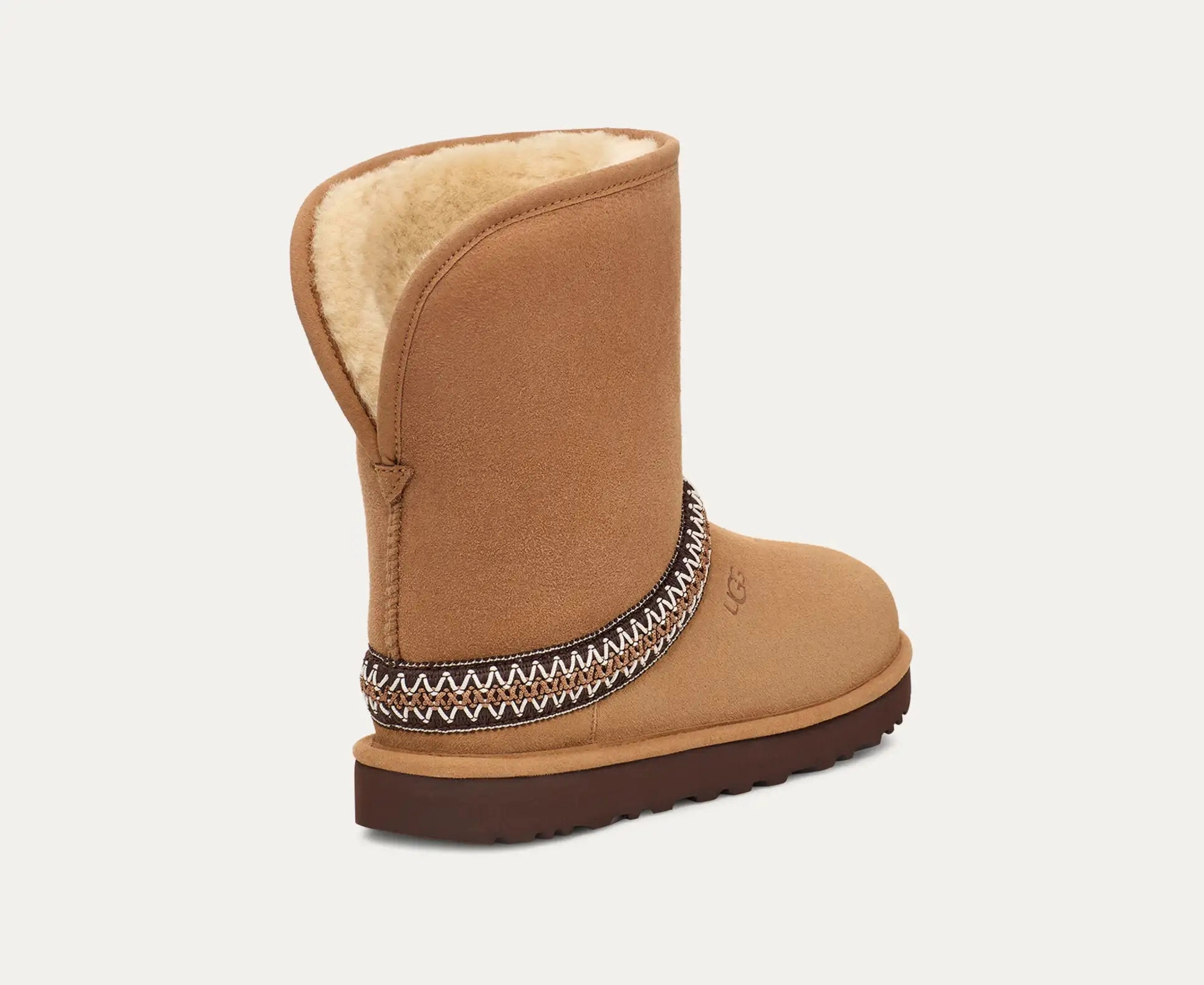 Effortless Look UGG WOMENS CLASSIC SHORT CRESENT - CHESTNUT