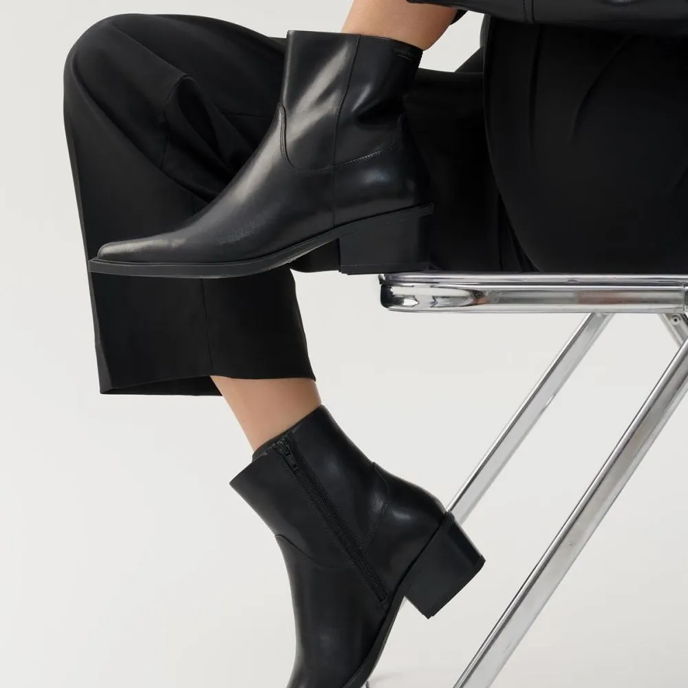 Seamless Comfort Trail Exploration Removable Vagabond Women's Kelsey Boots in Black Leather