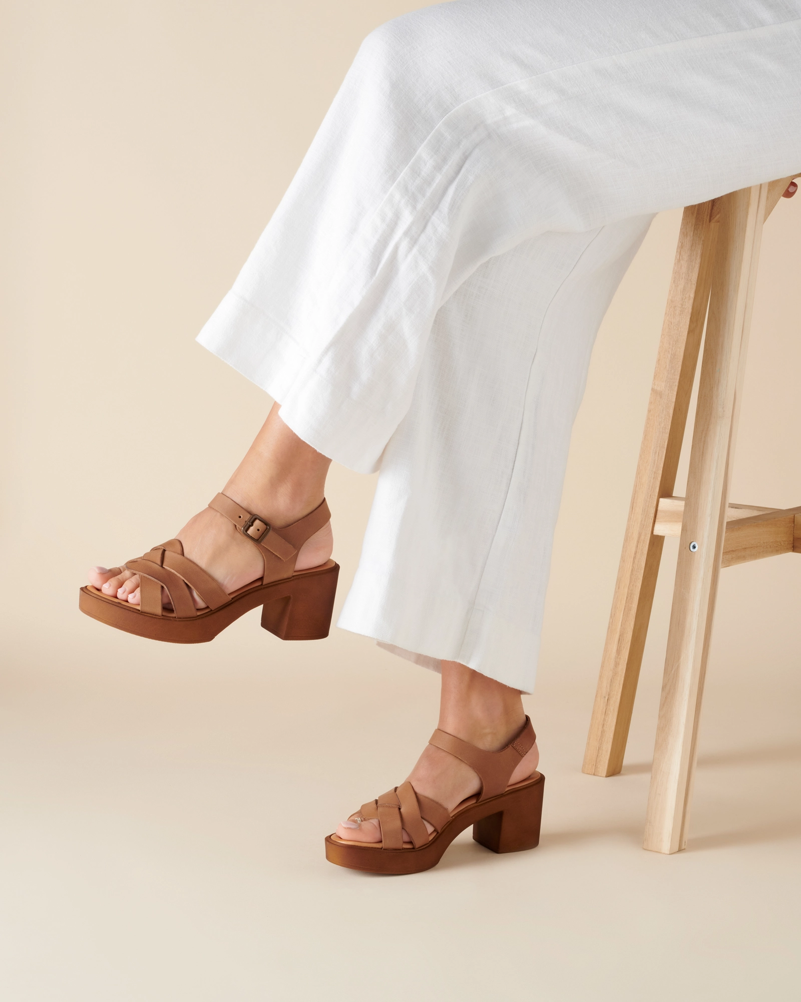 Easy-to-wear Sandals Poolside Look Verna Tan